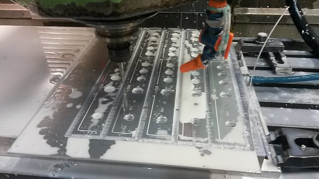 Желобковый вакуумный стол