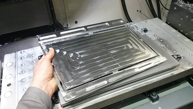 Желобковый вакуумный стол